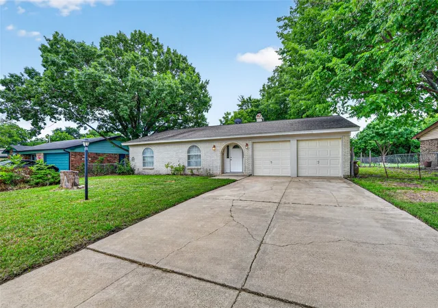 2nd image of 910 Kerry St, Benbrook, TX 76126 | MLS# 21287185