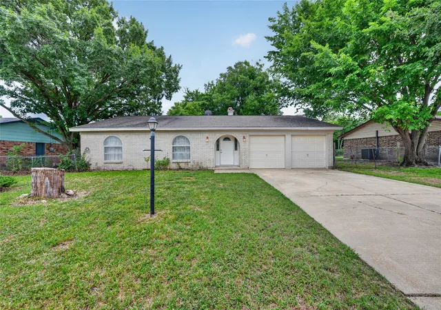 32nd image of 910 Kerry St, Benbrook, TX 76126 | MLS# 21287185