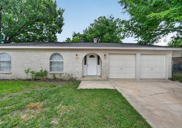 3rd image of 910 Kerry St, Benbrook, TX 76126 | MLS# 21287185