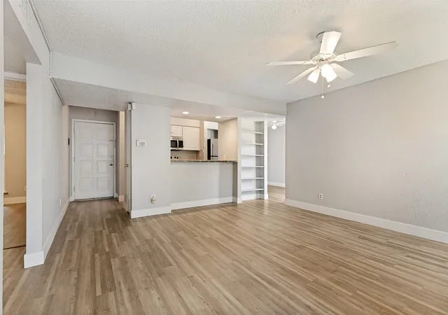 Listing Photo 4 - Condo for sale in building located at 5522 Boca Raton Blvd, Fort Worth, TX 76112 - Unit #404