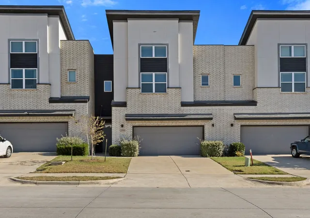 Townhouse for sale at 1904 Bethlehem St, Irving, TX 75061 | MLS# 21287539