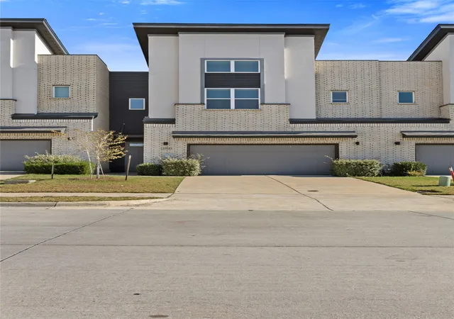 Photo 2 of Townhouse for sale at 1904 Bethlehem St, Irving, TX 75061 | MLS# 21287539 | Listing updated on 2026-08-22