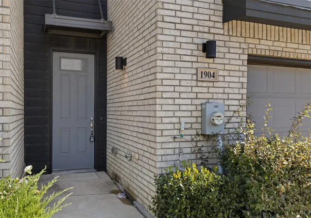 Photo 3 of Townhouse for sale at 1904 Bethlehem St, Irving, TX 75061 | MLS# 21287539 | Listing updated on 2026-08-22