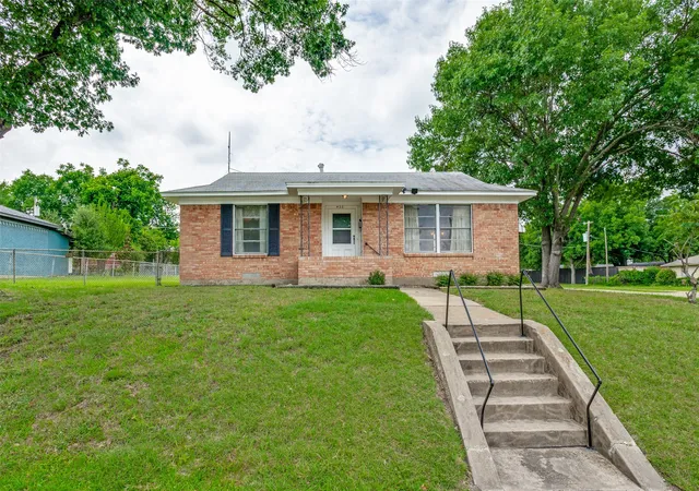 Photo 1 of Sale Pending at 422 W Daugherty Dr, Garland, TX 75041 | MLS# 21289245 | Listing updated on 2026-08-26