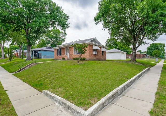 Photo 2 of Sale Pending at 422 W Daugherty Dr, Garland, TX 75041 | MLS# 21289245 | Listing updated on 2026-08-26