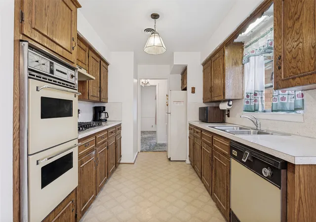Photo 4 of Sale Pending at 422 W Daugherty Dr, Garland, TX 75041 | MLS# 21289245 | Listing updated on 2026-08-26