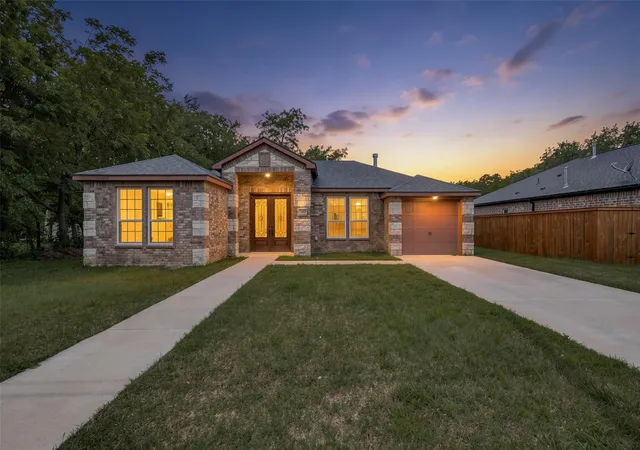 Photo 1 of Single family home for sale at 343 N Morris St, Gainesville, TX 76240 | MLS# 21291869 | Listing updated on 2026-08-22