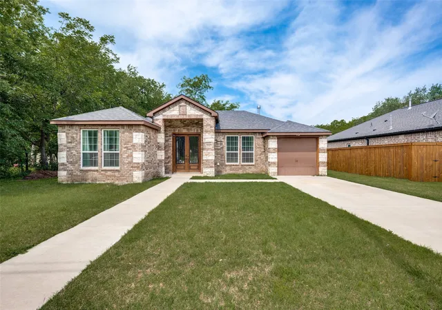 Photo 2 of Single family home for sale at 343 N Morris St, Gainesville, TX 76240 | MLS# 21291869 | Listing updated on 2026-08-22