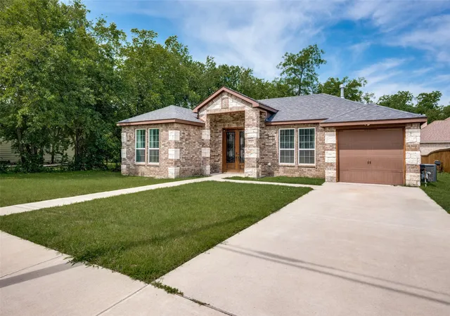 Photo 3 of Single family home for sale at 343 N Morris St, Gainesville, TX 76240 | MLS# 21291869 | Listing updated on 2026-08-22