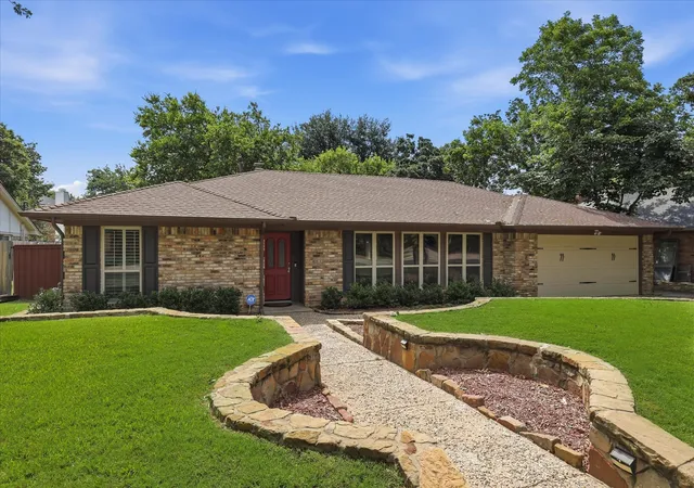 Homes for sale in Grapevine, TX | 2009 Tanglewood Dr, Grapevine, TX 76051 | MLS# 21291233