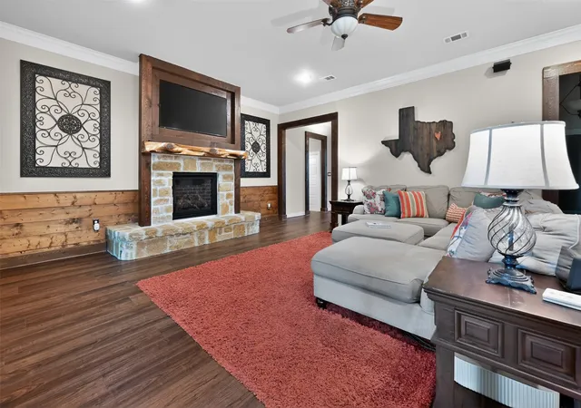 Photo 3 of Sale Pending at 109 Lighthouse Ln, Kemp, TX 75143 | MLS# 21281385 | Listing updated on 2026-07-28