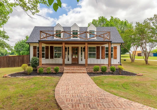 Photo 1 of Single family home for sale at 1305 N John Douglas Rd, Van Alstyne, TX 75495 | MLS# 21279231 | Listing updated on 2026-08-22