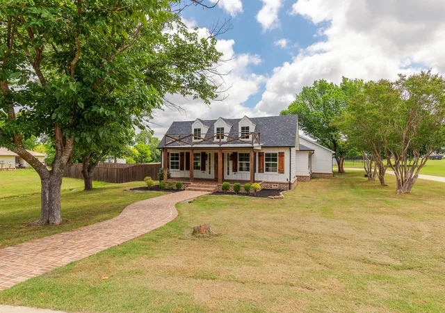 Photo 2 of Single family home for sale at 1305 N John Douglas Rd, Van Alstyne, TX 75495 | MLS# 21279231 | Listing updated on 2026-08-22