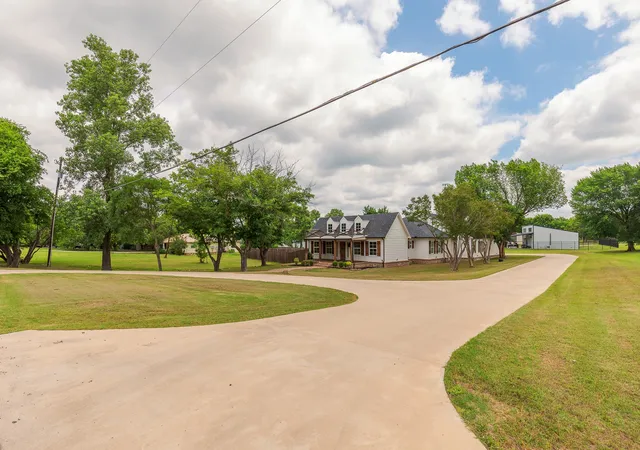 Photo 3 of Single family home for sale at 1305 N John Douglas Rd, Van Alstyne, TX 75495 | MLS# 21279231 | Listing updated on 2026-08-22