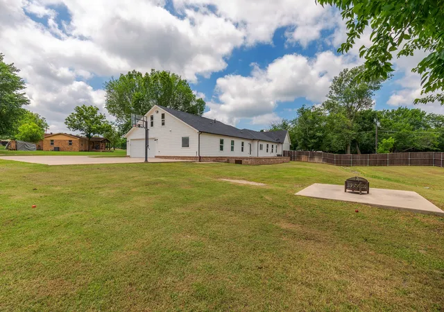 Photo 4 of Single family home for sale at 1305 N John Douglas Rd, Van Alstyne, TX 75495 | MLS# 21279231 | Listing updated on 2026-08-22
