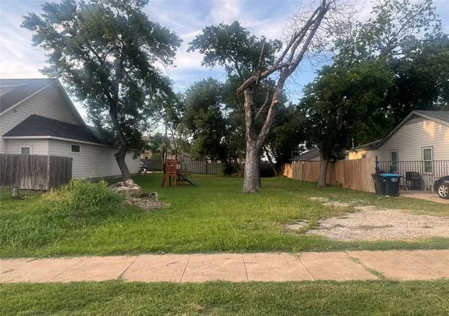 Photo 1 of Land for sale at 827 E Powell Ave, Fort Worth, TX 76104 | MLS# 21292259 | Listing updated on 2026-08-31