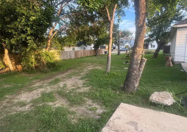 Photo 2 of Land for sale at 827 E Powell Ave, Fort Worth, TX 76104 | MLS# 21292259 | Listing updated on 2026-08-31