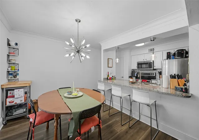 Listing Photo 4 - Condo for sale in building located at 5927 E University Blvd, Dallas, TX 75206 - Unit #221
