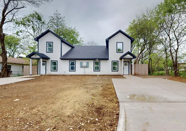 Listing Photo 4 - Condo for sale in building located at 1213 Mill St, Gainesville, TX 76240 - Unit #A & B