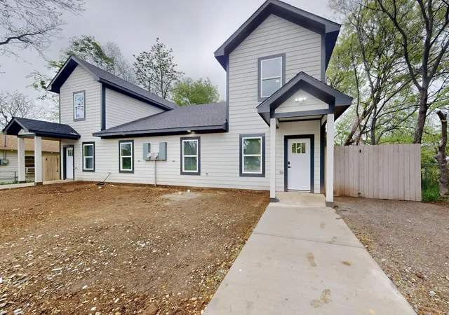 Listing Photo 5 - Condo for sale in building located at 1213 Mill St, Gainesville, TX 76240 - Unit #A & B