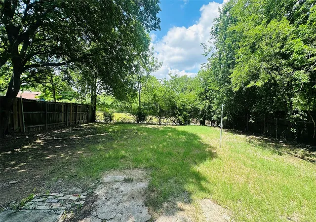 2nd image of 914 Clark Trl, Grand Prairie, TX 75052 | MLS# 21291777