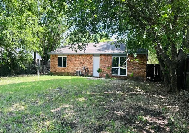 3rd image of 914 Clark Trl, Grand Prairie, TX 75052 | MLS# 21291777