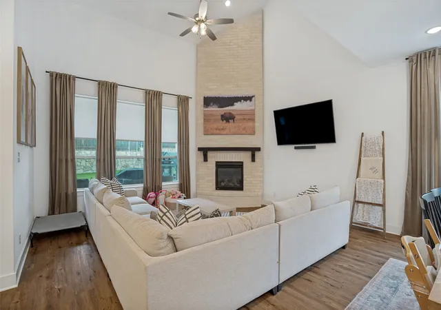 Photo 3 of Single family home for sale at 185 Ivy Pkwy, Van Alstyne, TX 75495 | MLS# 21292540 | Listing updated on 2026-09-28