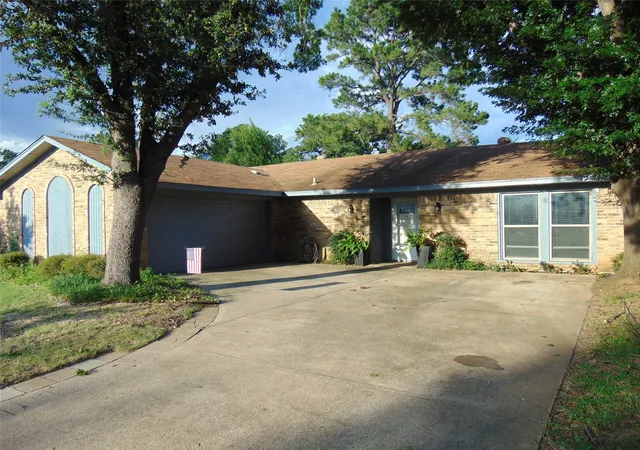 Homes for sale in Lake Dallas, TX | 5420 Kings Manor Dr, Lake Dallas, TX 75065 | MLS# 21292566