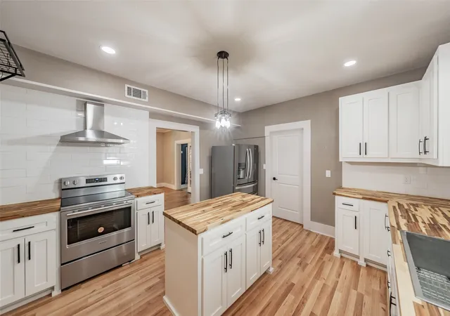 Photo 1 of Single family home for sale at 306 Davis St, Weatherford, TX 76086 | MLS# 21292598 | Listing updated on 2026-08-24