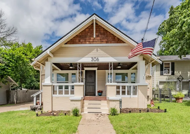 Photo 2 of Single family home for sale at 306 Davis St, Weatherford, TX 76086 | MLS# 21292598 | Listing updated on 2026-08-24