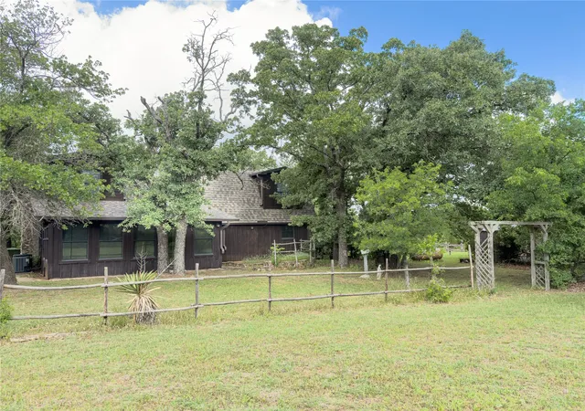 Photo 3 of Single family home for sale at 1102 Ne 23rd St, Mineral Wells, TX 76067 | MLS# 21292349 | Listing updated on 2026-08-21