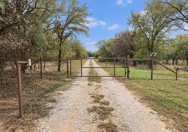 Photo 3 of Single family home for sale at 1102 Ne 23Rd St, Mineral Wells, TX 76067 | MLS# 21292349 | Listing updated on 2026-10-04