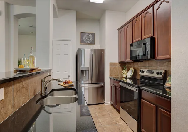 Photo 3 of Townhouse for sale at 10323 Summit Run Dr, Frisco, TX 75035 | MLS# 21288475 | Listing updated on 2026-08-27