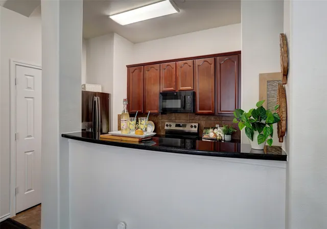 Photo 4 of Townhouse for sale at 10323 Summit Run Dr, Frisco, TX 75035 | MLS# 21288475 | Listing updated on 2026-08-27