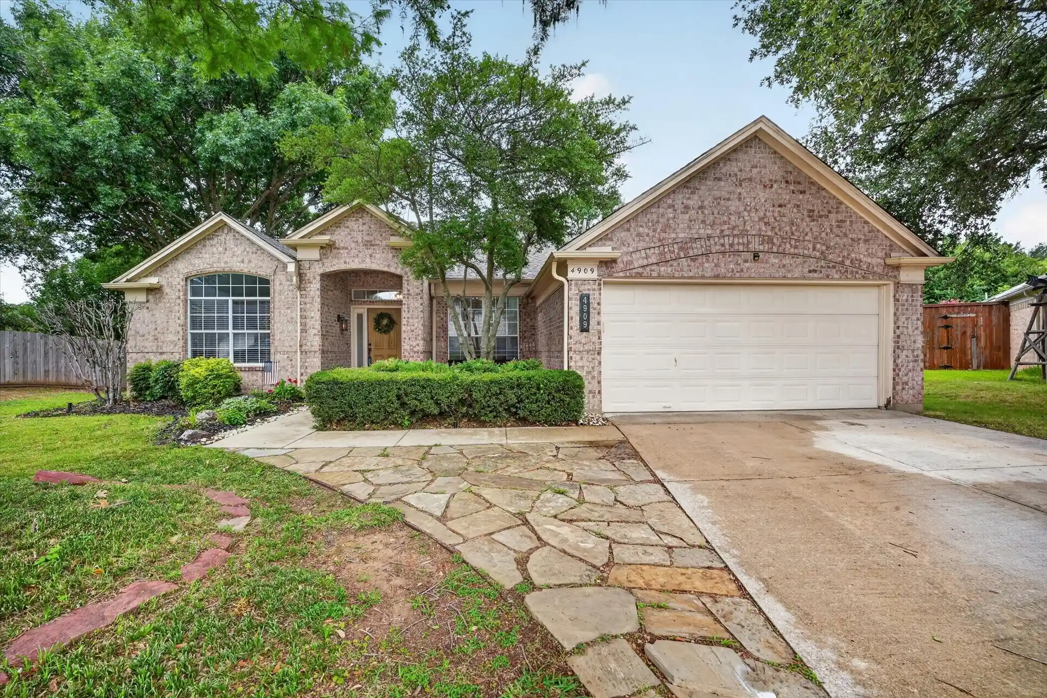 Photo 1 of Sale Pending at 4909 Lansdale Dr, Flower Mound, TX 75028 | MLS# 21287570 | Listing updated on 2026-10-19