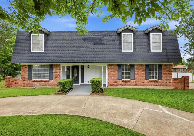 Photo 2 of Single family home for sale at 300 Leighton Dr, Terrell, TX 75160 | MLS# 21292885 | Listing updated on 2026-08-27