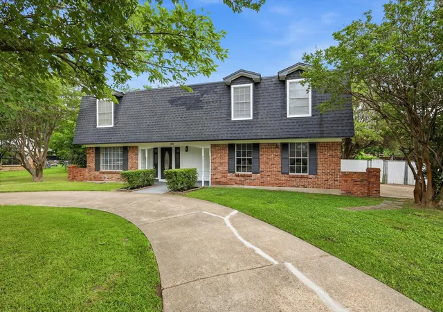 Photo 3 of Single family home for sale at 300 Leighton Dr, Terrell, TX 75160 | MLS# 21292885 | Listing updated on 2026-08-27