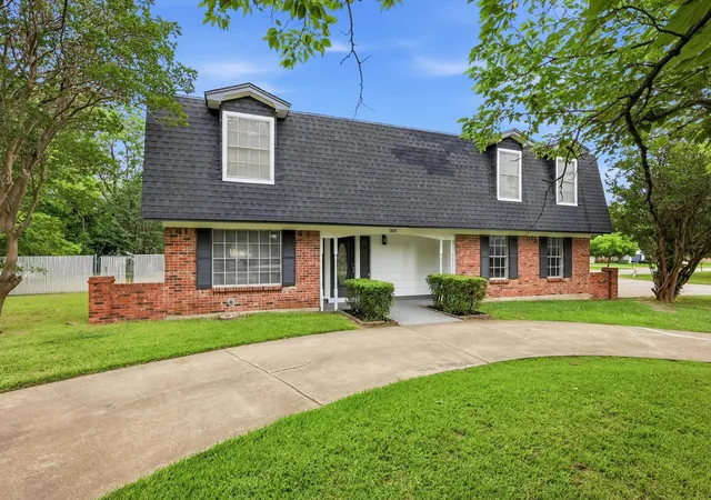 Photo 3 of Single family home for sale at 300 Leighton Dr, Terrell, TX 75160 | MLS# 21292885 | Listing updated on 2026-08-27
