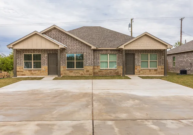 Photo 1 of Multi family home for sale at 602 Washington St, Mc Gregor, TX 76657 | MLS# 21292700 | Listing updated on 2026-08-26
