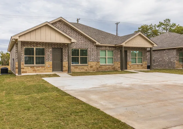 Photo 2 of Multi family home for sale at 602 Washington St, Mc Gregor, TX 76657 | MLS# 21292700 | Listing updated on 2026-08-26