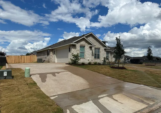 Photo 2 of Single family home for sale at 1033 Queen Elizabeth Dr, Mc Gregor, TX 76657 | MLS# 21292814 | Listing updated on 2026-08-22
