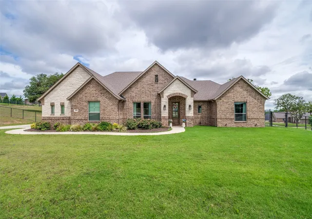 Photo 1 of Sale Pending at 409 Oak Meadow Ln, Weatherford, TX 76085 | MLS# 21283702 | Listing updated on 2026-07-15