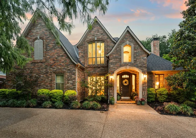 Homes for sale in Colleyville, TX | 2706 Red Oak Ct W, Colleyville, TX 76034 | MLS# 21257478