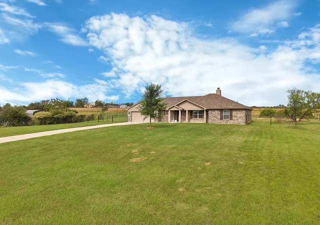 Homes for sale in Springtown, TX | 115 Springwood Ranch Loop, Springtown, TX 76082 | MLS# 21292356