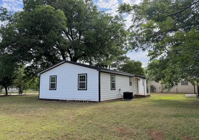 Homes for sale in Burkburnett, TX | 628 W 3Rd St, Burkburnett, TX 76354 | MLS# 21293150