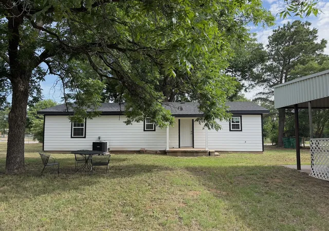 Homes for sale in Burkburnett, TX | 628 W 3Rd St, Burkburnett, TX 76354 | MLS# 21293150