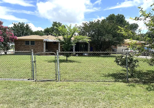 Photo 2 of Single family home for sale at 105 Lindenwood Dr, Lancaster, TX 75134 | MLS# 21292727 | Listing updated on 2026-08-03