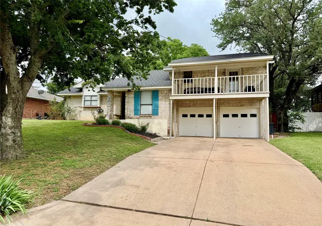 Homes for sale in Weatherford, TX | 201 Oakridge Dr, Weatherford, TX 76086 | MLS# 21293214