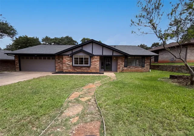 Single family home for sale at 5719 Stage Line Dr, Arlington, TX 76017 | MLS# 21293268