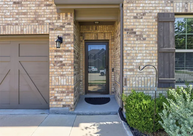 Photo 3 of Single family home for sale at 6127 Heron Dr, Aubrey, TX 76227 | MLS# 21293274 | Listing updated on 2026-08-29